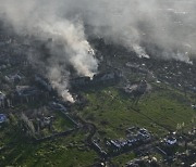 우크라 "격전지 바흐무트 진지 10여곳 장악"…러 "모든 공격 물리쳤다"