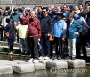 청계천 찾은 MB…"尹 잘하고 있다, 용기있는 사람"