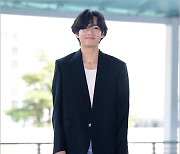 [MD포토] 방탄소년단 뷔 '태형이 가방, 분실 걱정 없어요'