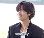 [MD포토] 방탄소년단 뷔 '웃는 옆모습, 조각상 맞네!'