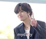 [MD포토] 방탄소년단 뷔 '미소 뷔이'