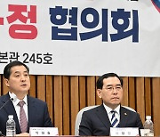 8원 인상에 그친 전기요금…與, 정책 주도권 잡았다 [이런정치]