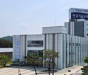 한기대 산학협력단, 교원 대상 스승의날 선물 전달