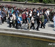 청계천 산책하는 이명박 전 대통령