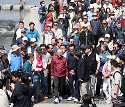 청계천 산책로 걷는 이명박 전 대통령