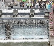 청계천 산책하는 이명박 전 대통령