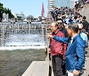 청계천 찾은 이명박 전 대통령