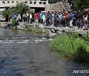 청계천 산책하는 이명박 전 대통령