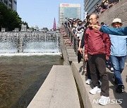 청계천 산책하는 이명박 전 대통령