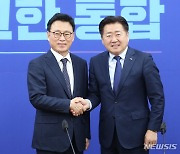 악수하는 박광온 원내대표와 오영훈 제주지사