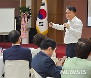 공수전환 김영환 충북지사 "이제 자화자찬 않고 듣겠다"