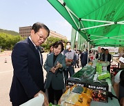 정부과천청사에 마련된 직거래장터