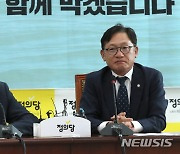 인사말하는 이진복 정무수석