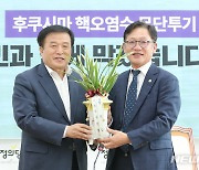 윤 대통령 축하 난 받는 배진교 원내대표