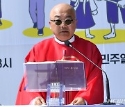 강론하는 천주교정의구현사제단 송년홍 신부