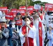 광주 민족민주열사 묘지 찾은 사제들