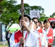 광주 민족민주열사 묘지 찾은 사제들