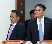 경제재정소위원회 참석하는 방기선 1차관