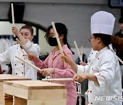 5·18 전야제 연습하는 출연진들