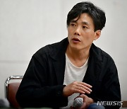 인터뷰하는 박정운 5·18 전야제 총감독