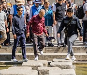 [오마이포토] 청계천 걷기 행사 나선 MB