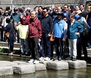 청계천 방문 MB…건강 악화로 형집행정지, 2시간 6km 산책은 거뜬?