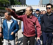 이명박, 청계천 산책 나서 “총선엔 관심없고 나라 잘됐으면 좋겠다”