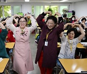 [서울포토] 스승의 날 기념하는 만학도