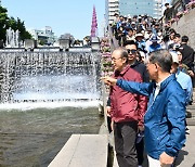 청계천 산책하는 이명박 전 대통령