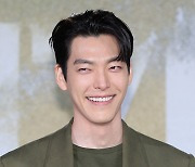 "신인모델 김현중, 평생 팬 한다고" 김우빈 미담엔 끝이 없다[이슈S]