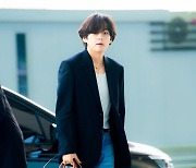 [T포토] 뷔 '태형 가방 들고'