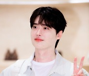 [T포토] 이종석 '브이로 깜찍'