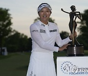 LPGA 파운더스컵 우승 트로피 거머쥔 고진영