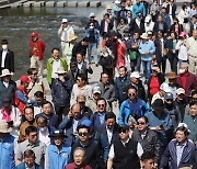 MB, 옛 참모진과 오늘 청계천 산책