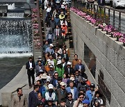 청계천 산책하는 이명박 전 대통령