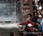 청계천 산책하는 이명박 전 대통령