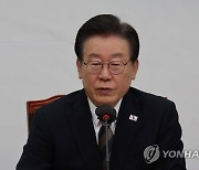 최고위원회에서 발언하는 이재명 대표