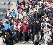 MB, 옛 참모진과 오늘 청계천 산책