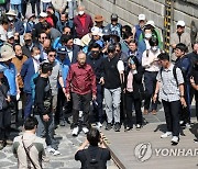 옛 참모진과 청계천 산책하는 MB