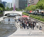 옛 참모진과 청계천 산책하는 MB