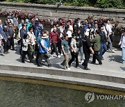 옛 참모진과 청계천 산책하는 MB