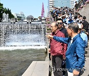 청계천 산책하는 이명박 전 대통령