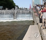 청계천 산책하는 이명박 전 대통령