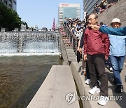 청계천 산책하는 이명박 전 대통령