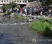 청계천 산책하는 MB