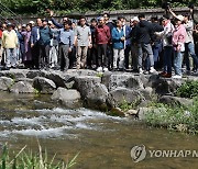 청계천 산책하는 MB