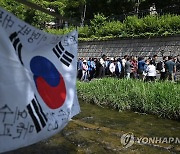 청계천 산책하는 이명박 전 대통령