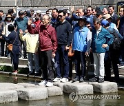 청계천 산책하는 MB