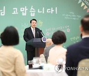 현장교원 초청 오찬간담회에서 발언하는 윤석열 대통령