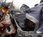 성조기와 이스라엘 국기 불태우며 시위 벌이는 예멘 주민들